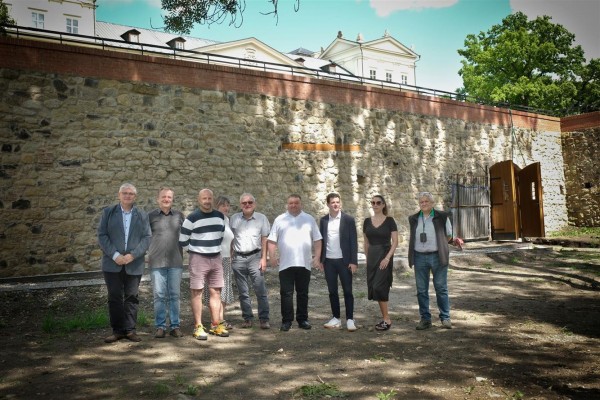 Setkání u příležitosti prohlídky ppravených opěrných zdí v Zámeckém parku Kosmonosy.