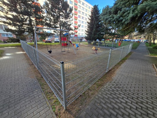 Začátkem března byly instalovány nové houpačky i oplocení dětského hřiště