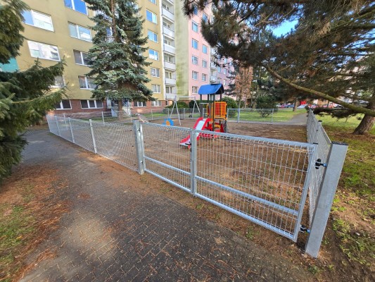 Začátkem března byly instalovány nové houpačky i oplocení dětského hřiště