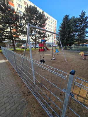 Začátkem března byly instalovány nové houpačky i oplocení dětského hřiště