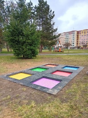 Trampolíny byly instalovány začátkem března 2026
