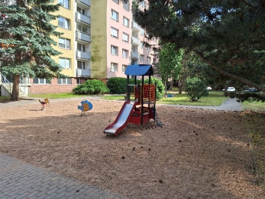 Stávající místo pro umístění houpačky a realizaci oplocení.