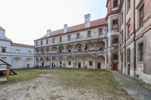 Zámek v Bělé pod Bezdězem.