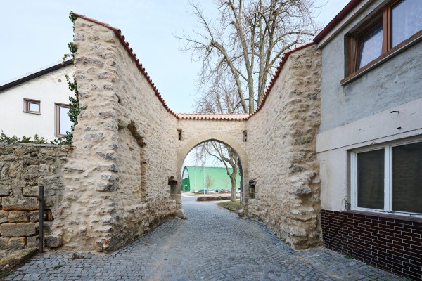 Zrevitalizovaná Česká brána v Bělé pod Bezdězem.