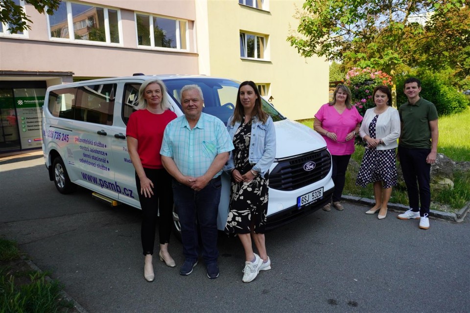 Nový vůz Pečovatelské služby Mladá Boleslav při červnovém slavnostním představení.