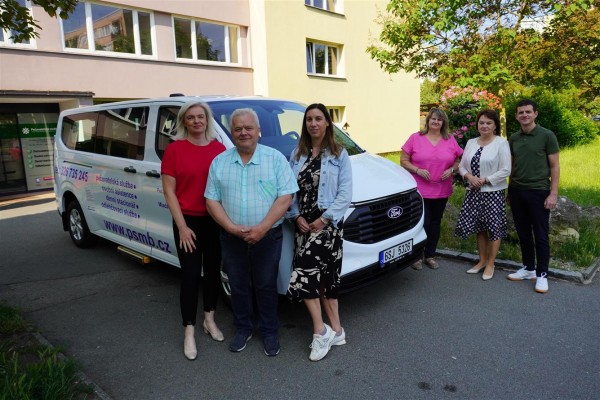 Nový vůz Pečovatelské služby Mladá Boleslav při červnovém slavnostním představení.