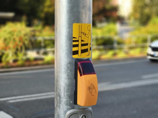 Nové bezdotyková tlačítka u semaforů.