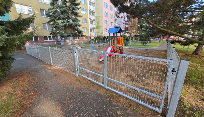 Doplnění dětského hřiště  Vnitroblok o oplocení a houpačku