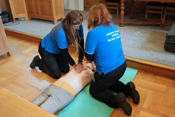 Asistenti prevence kriminality při školení zaměřené na poskytování první pomoci. Proběhlo v říjnu 2023.