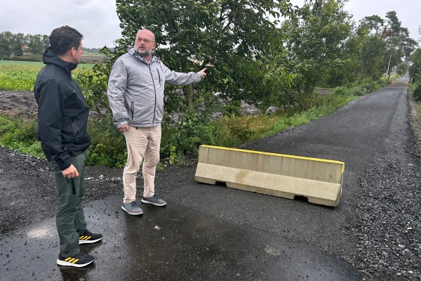 Primátor Mladé Boleslavi Jiří Bouška se starostou města Dobrovice Tomášem Sedláčkem na obhlídce budované cyklostezky v září 2024.