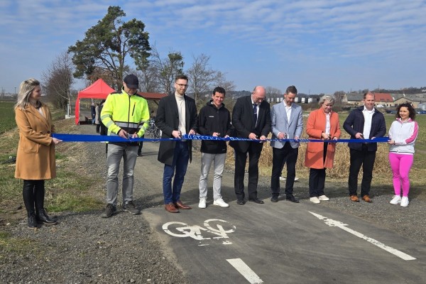 Slavnostní otevření cyklostezky Dobrovice – Ledce za účasti primátora Mladé Boleslavi Jiřího Boušky.