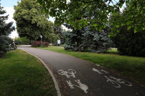 Cyklostezka propojující Českobratrské náměstí s náměstím Míru.