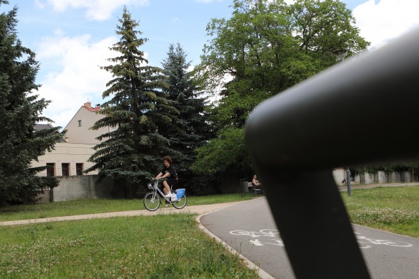 Cyklostezka propojující Českobratrské náměstí s náměstím Míru.