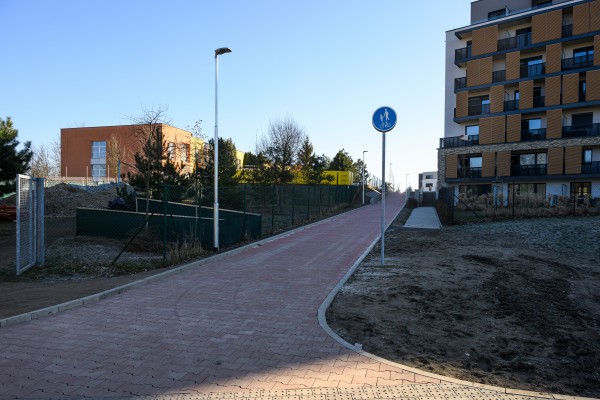 Dokončený úsek cyklostezky Na Celně v březnu 2025.