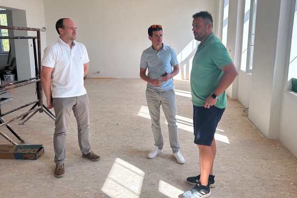 Zleva vedoucí Odboru řízení projektů Jiří Beranek, první náměstek primátora Mladé Boleslavi Jiří Bouška a starosta Chotětova Milan Karásek při návštěvě rekonstruované mateřské školy v Hřivně u Chotětova.