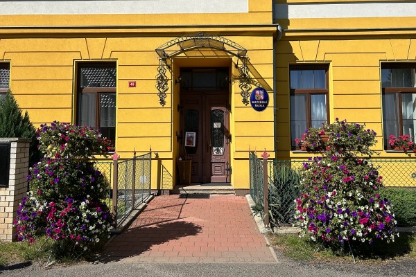 Mateřská škola v Hřivně u Chotětova se díky rekonstrukci rozšíří o dvě třídy a celkově 39 míst.