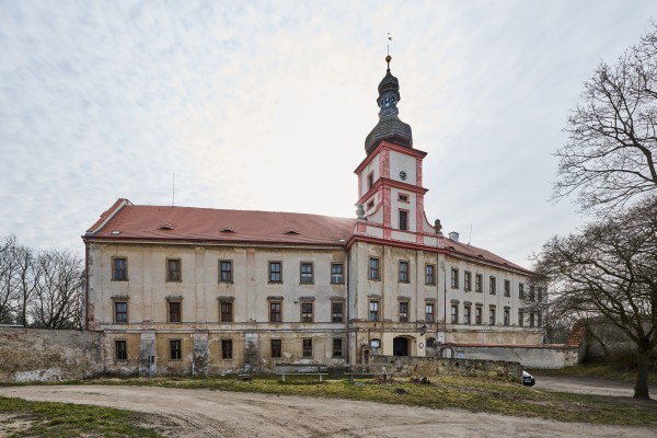 Zámek v Bělé pod Bezdězem.