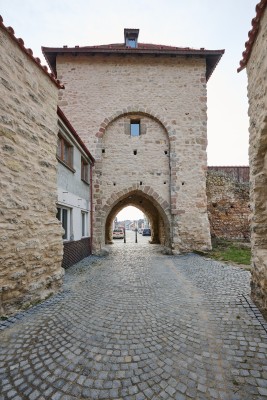 Zrevitalizovaná Česká brána v Bělé pod Bezdězem.