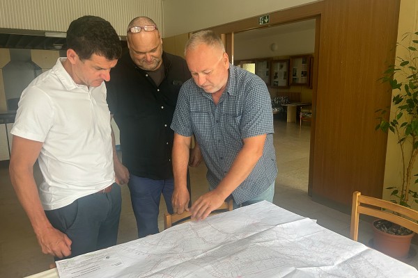 Primátor Mladé Boleslavi Jiří Bouška při jednání v obci Čistá v srpnu 2024.