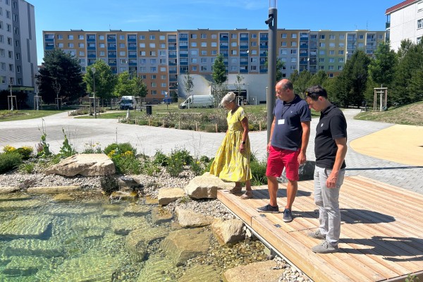 Primátor Jiří Bouška se zástupci odboru rozvoje města na kontrole vnitrobloku.