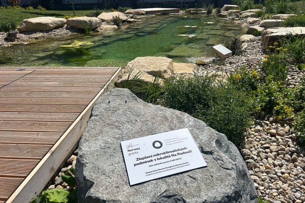 Revitalizaci vnitrobloku podpořily Norské fondy a Státní fond životního prostředí ČR.