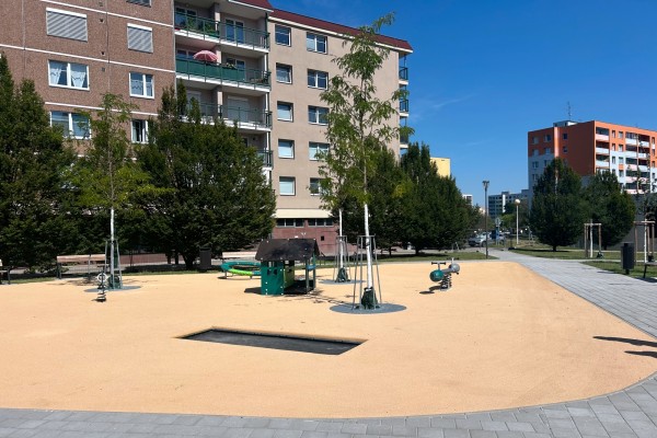 Revitalizaci vnitrobloku podpořily Norské fondy a Státní fond životního prostředí ČR.