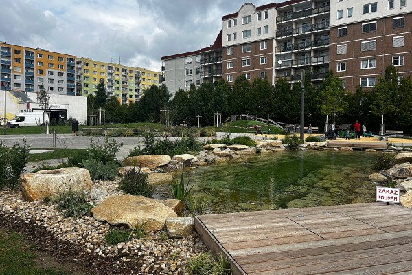 Zrevitalizovaný vnitroblok v lokalitě Na Radouči. Snímek ze září 2024.