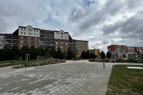 Zrevitalizovaný vnitroblok v lokalitě Na Radouči. Snímek ze září 2024.