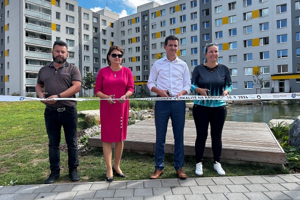 Slavnostní otevření zrevitalizovaného vnitrobloku v září 2024. Podpořily jej Norské fondy a Státní fond životního prostředí ČR.