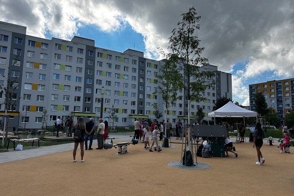 Slavnostní otevření zrevitalizovaného vnitrobloku v září 2024. Podpořily jej Norské fondy a Státní fond životního prostředí ČR.