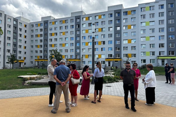 Slavnostní otevření zrevitalizovaného vnitrobloku v září 2024. Podpořily jej Norské fondy a Státní fond životního prostředí ČR.