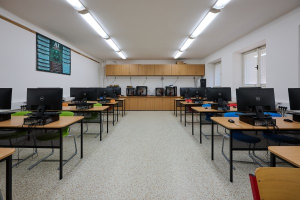 Snímky ze 4. ZŠ Mladá Boleslav zahrnuté do zvýšení kvality vybavení odborných učeben. Foto z března 2025.