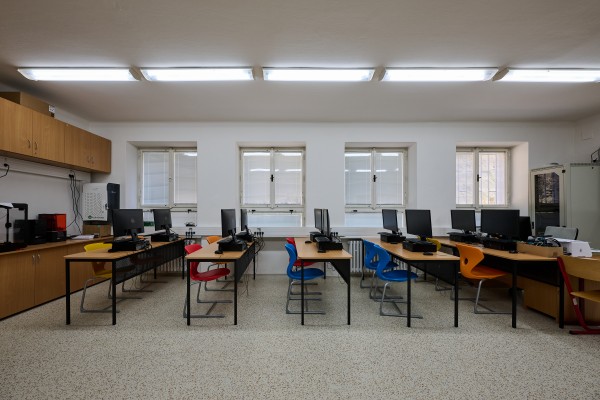 Snímky ze 4. ZŠ Mladá Boleslav zahrnuté do zvýšení kvality vybavení odborných učeben. Foto z března 2025.