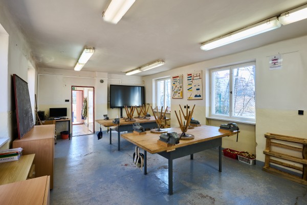 Snímky ze 4. ZŠ Mladá Boleslav zahrnuté do zvýšení kvality vybavení odborných učeben. Foto z března 2025.